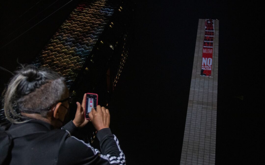 Gobierno retira mega manta en Estela de Luz puesta por familias de desaparecidos