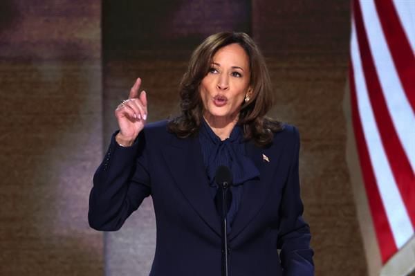 Harris se presenta como única alternativa para EU; señala que Trump ‘no es un hombre serio’