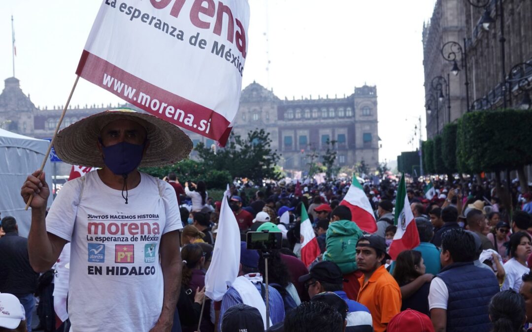 Marcha de AMLO: Miles de personas ‘atascan’ el Zócalo a la espera del mensaje presidencial