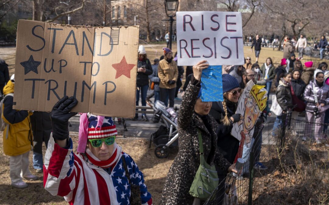 Mujeres protestan contra Trump en el 8M en EU: ‘Sin migrantes, no tendrías esposa’