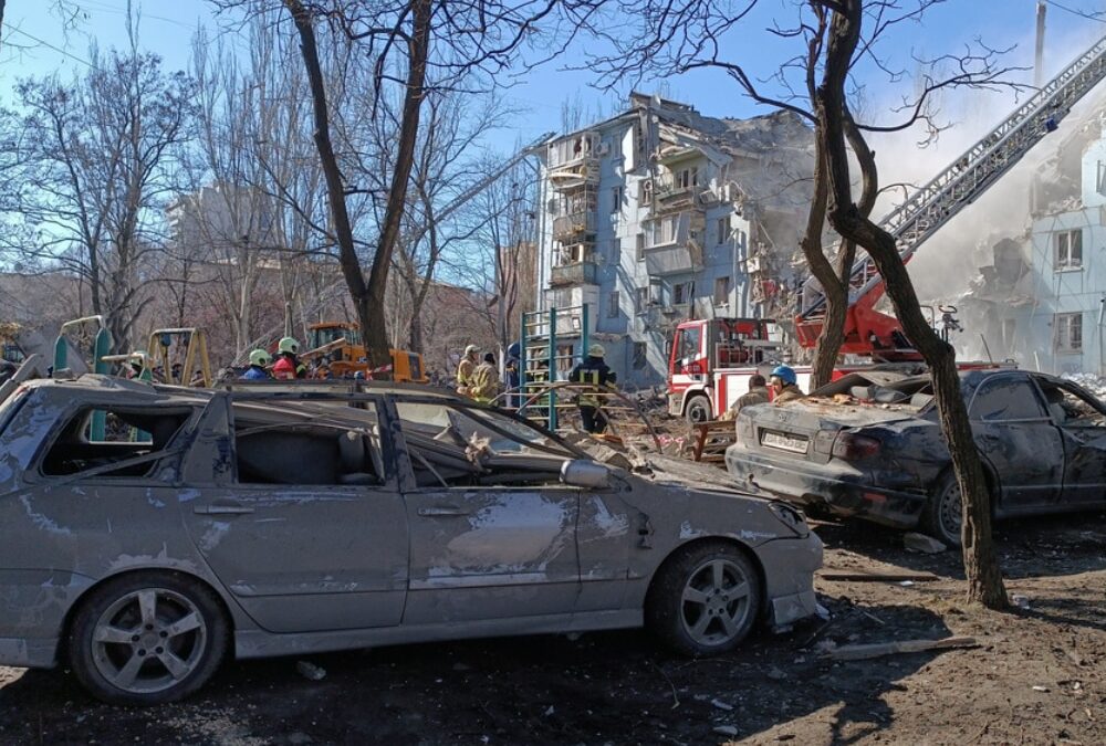 MSF atiende a civiles heridos después ataque con misiles a edificio residencial en Ucrania