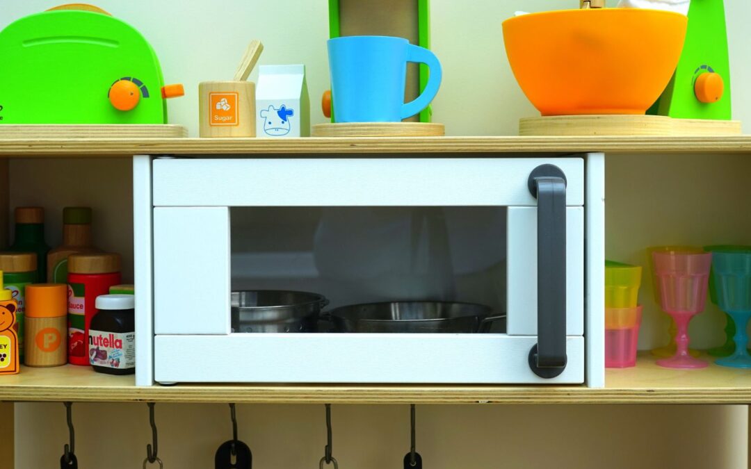 La razón por la que no debes meter al microondas comida en recipientes de plástico