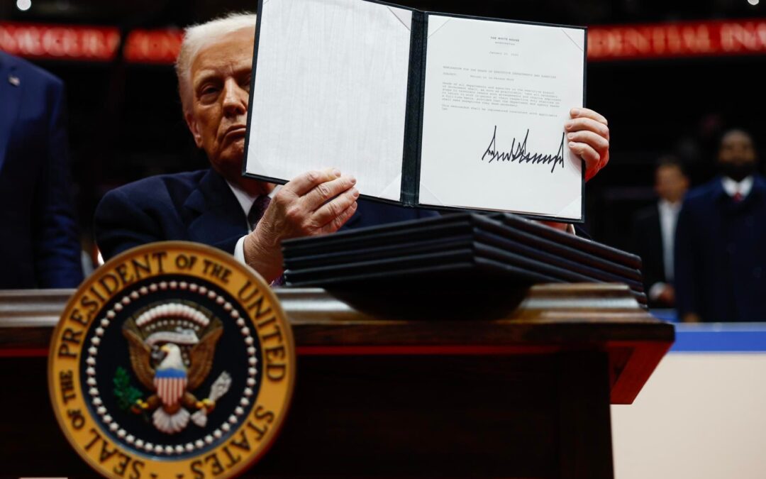 Donald Trump ‘la cumple’: Firma orden para declarar a los cárteles como terroristas; ‘México no quiere eso’