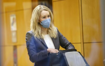 ¿Quién es Elizabeth Holmes, emprendedora que prometió ‘hacer magia’ con una gota de sangre?