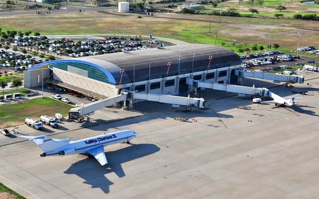 Henry Cuellar hace historia; la terminal del aeropuerto de Laredo tendrá su nombre
