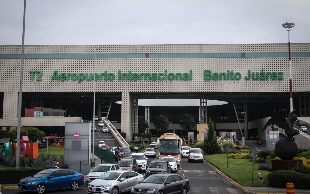 Tarde de tráfico y caos en el AICM: Trabajadores de limpieza bloquean la Terminal 2