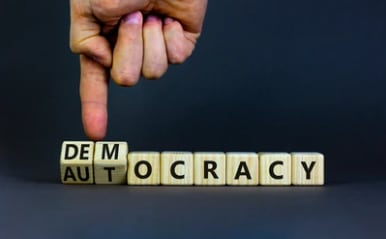 Monarquía constitucional o autocracia