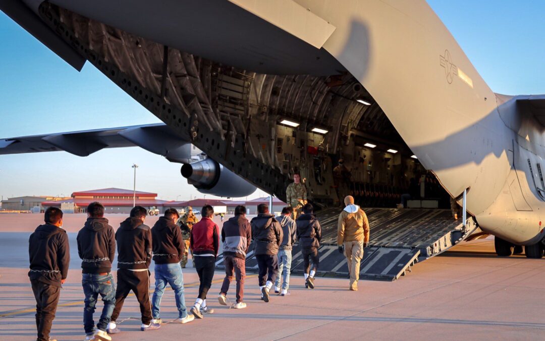 Esposados de pies y manos: Casa Blanca exhibe primeras fotos de migrantes deportados por Trump