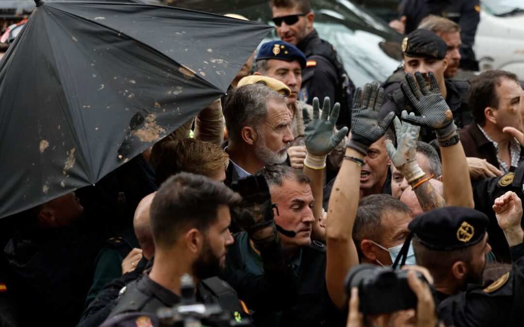 Lanzan lodo e insultos al rey de España durante visita a zona damnificada por inundaciones (fotos)