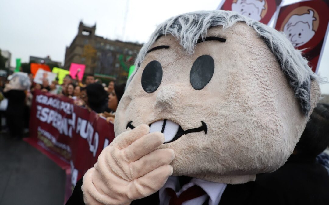 Mariachis y botarga de AMLITO: Así se despiden de AMLO sus simpatizantes afuera de Palacio Nacional