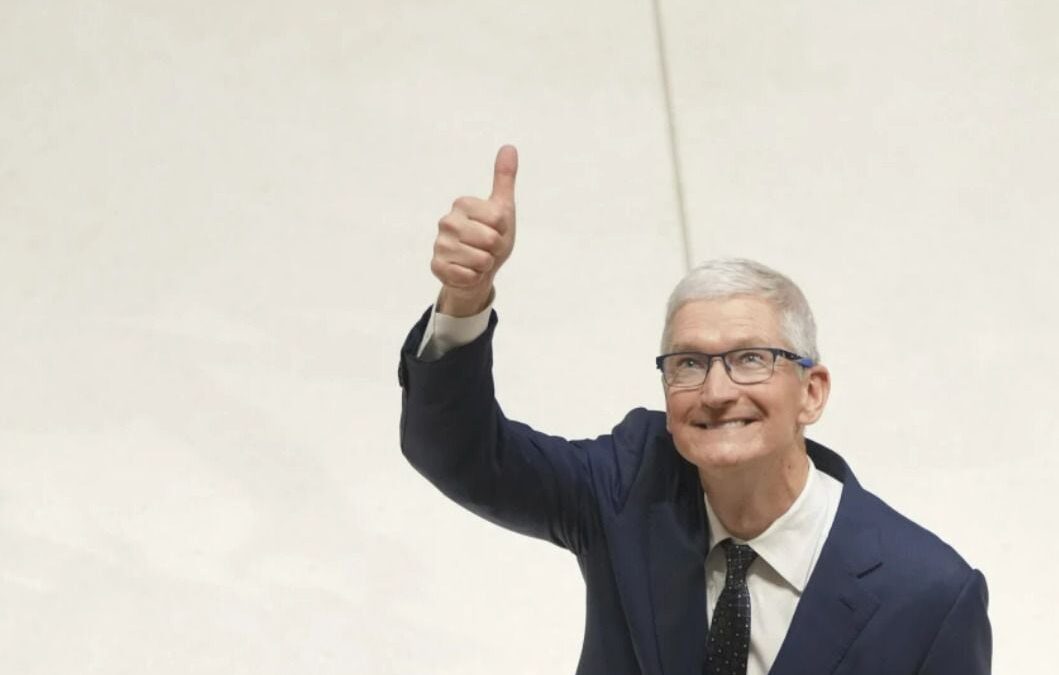 Ahora le tocó a Apple: Donald Trump recibe al director de la empresa, Tim Cook, en Mar-a-Lago
