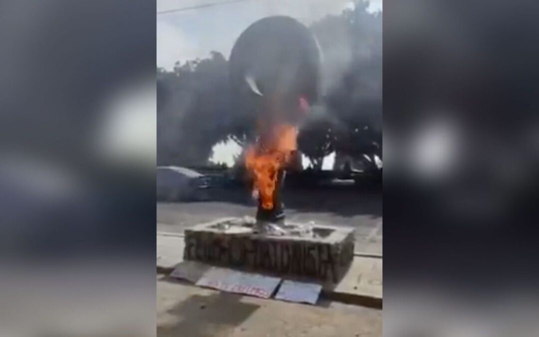 Mujeres prenden fuego a monumento feminista colocado esta semana en la UAEM
