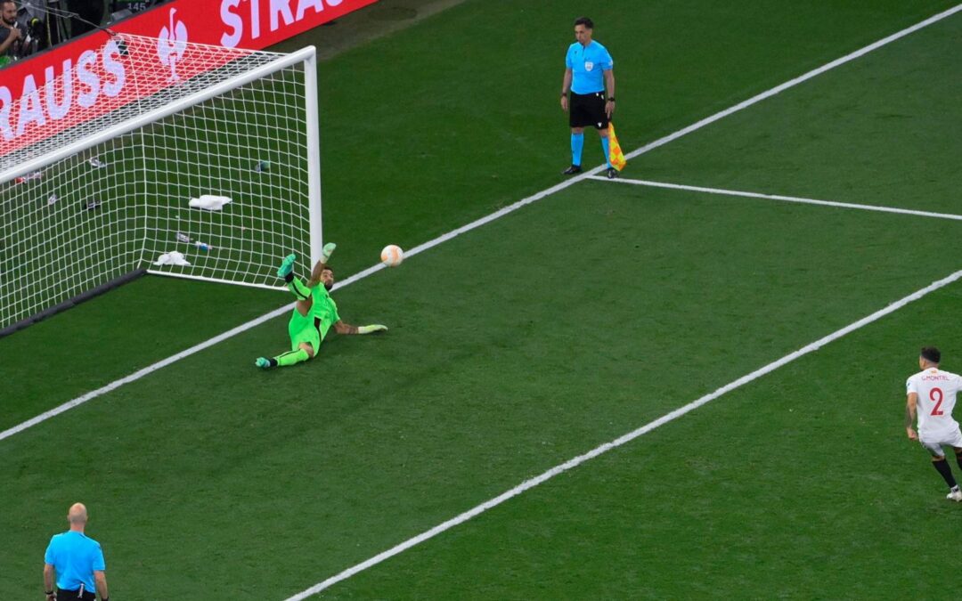 ¡Destinado! Gonzalo Montiel anotó penal definitivo en finales de Mundial y Europa League
