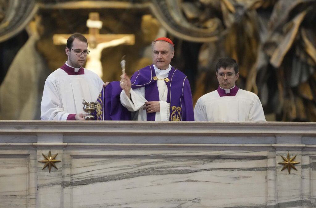 Un hombre se desnuda en la Basílica de San Pedro por guerra en Ucrania