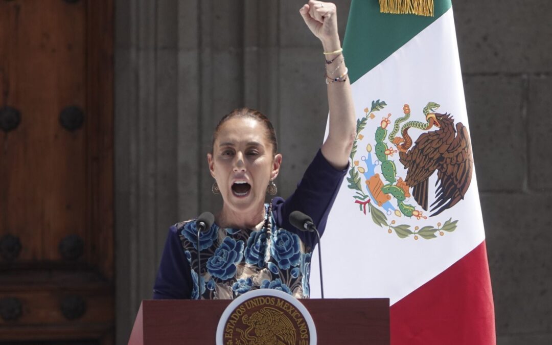 ‘Estaban distraídos’: Sheinbaum sobre incidente de morenistas que le dieron la espalda en el Zócalo