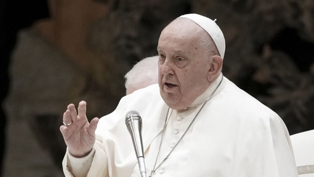 ‘Ya piensan en su sucesión’: Hospitalización del papa Francisco mantiene ‘en vilo’ a fieles en Roma