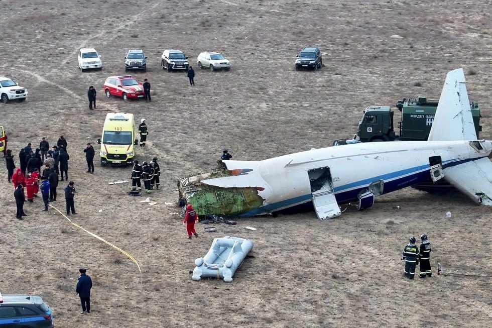 (Videos) Así fueron los últimos momentos del avión que cayó en Kazajistán y fue derribado por misil
