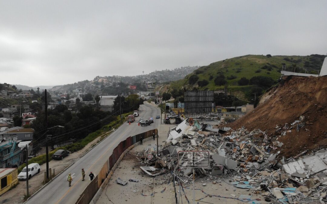 Y ya se cayó: se derrumba segundo edificio construido sobre barranco en Tijuana
