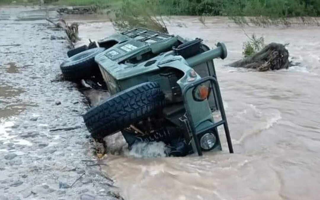 Arroyo ‘arrastra’ camioneta del Ejército en Guerrero; hay un muerto