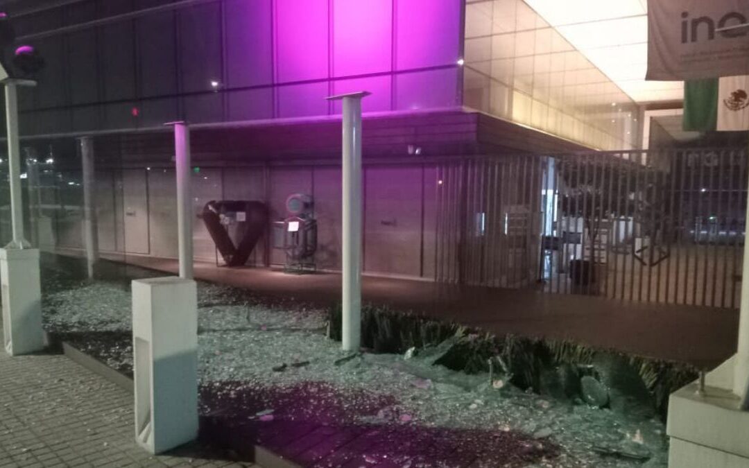 Rompen muros de cristal del INAI: ¿Fue un atentado? Esto dice su comisionado presidente