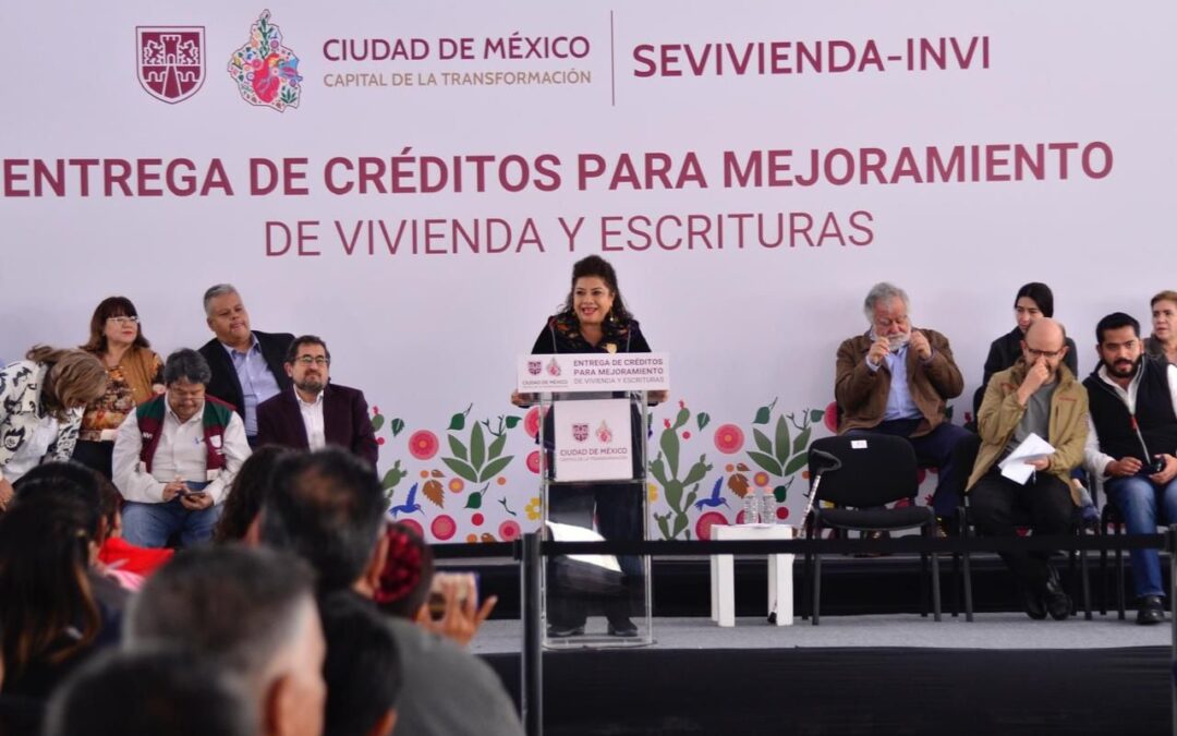Clara Brugada entrega créditos de mejoramiento de vivienda y escrituras