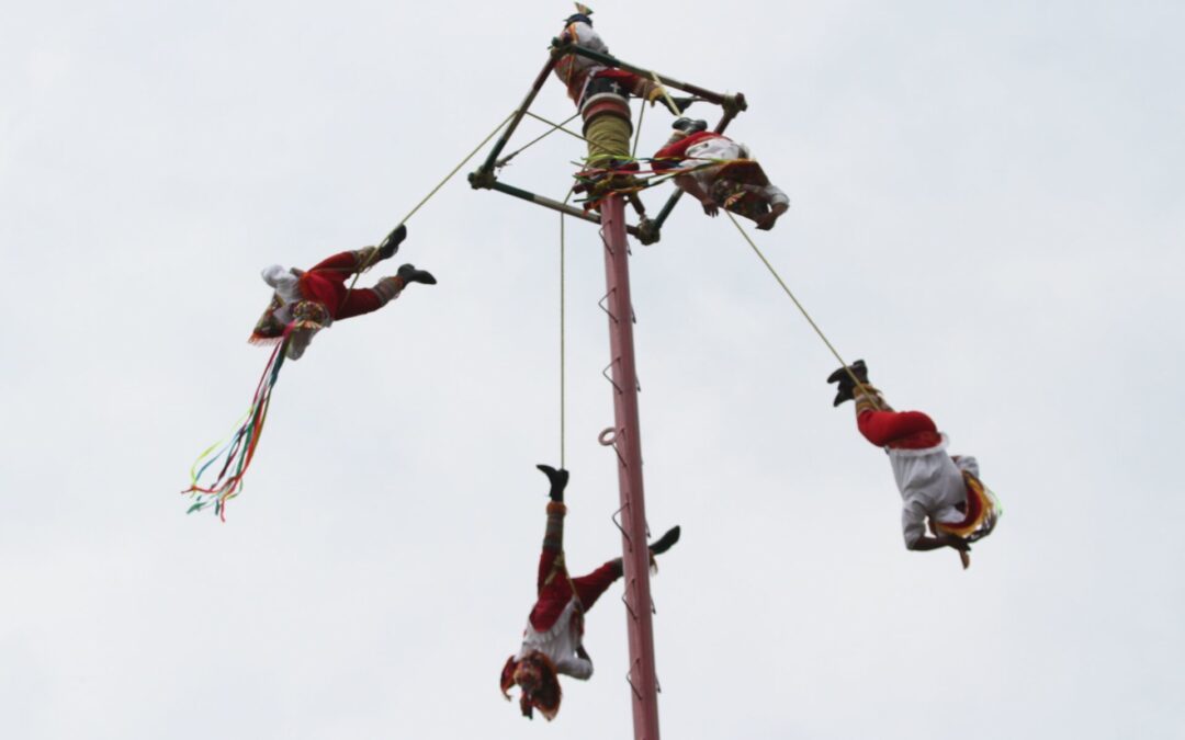 Voladora de Papantla fallece en Feria de las Flores de Huauchinango, Puebla