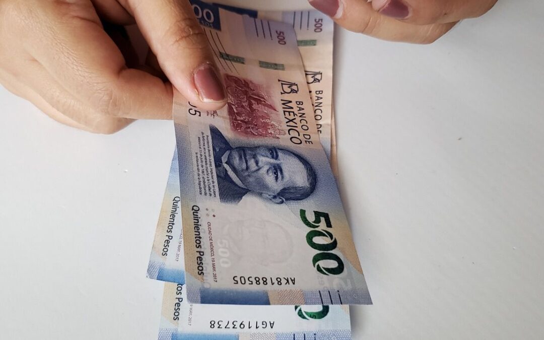 Peso ‘se anima’ ante caída del dólar en mitad de semana