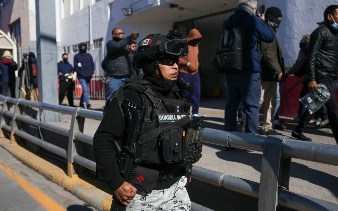 ¿Qué es la expulsión acelerada de migrantes que restableció Trump en 2025?
