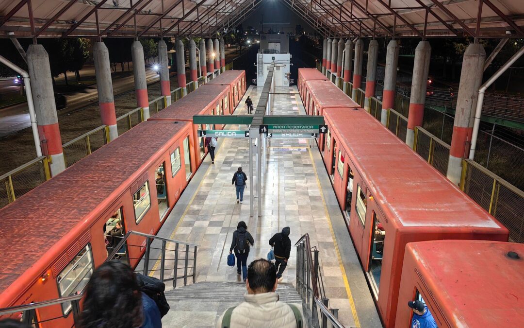 ¿Qué pasa en la Línea 7 del Metro de CDMX? Usuarios reportan hasta 12 minutos de espera