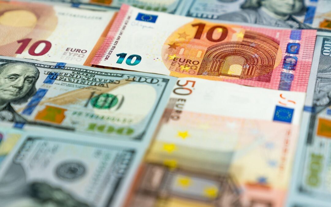 Euro cae a su nivel más bajo frente al dólar desde 2022
