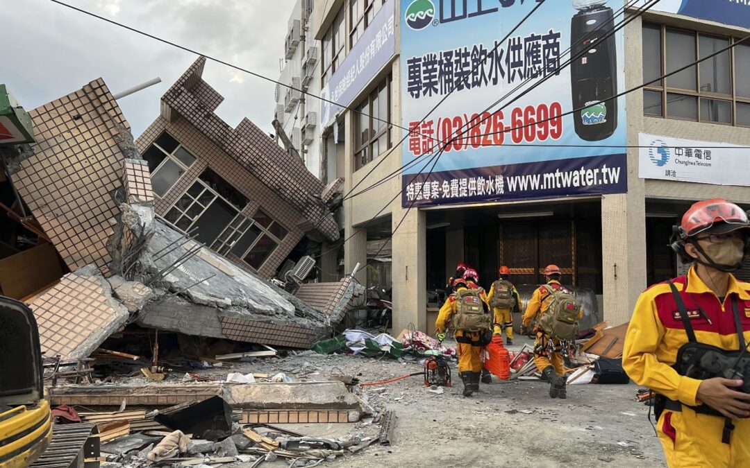 Terremoto de magnitud 6.8 en Taiwán deja personas atrapadas y descarrila un tren