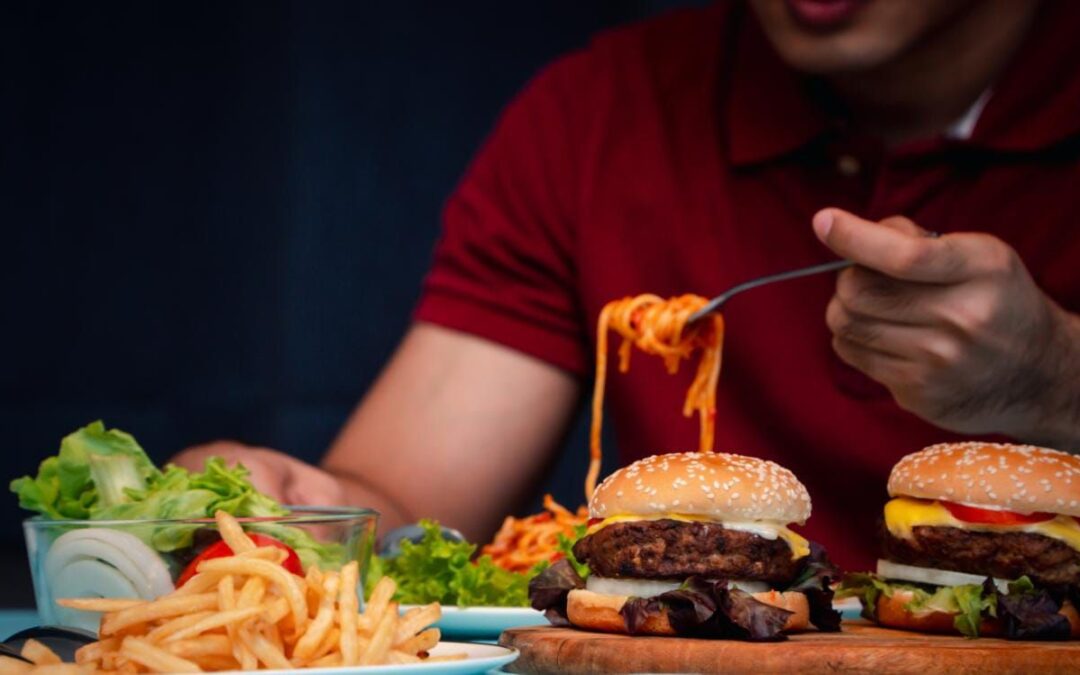 ¿‘Le entras’ a los atracones de comida? Cuidado, es uno de los trastornos alimenticios más comunes