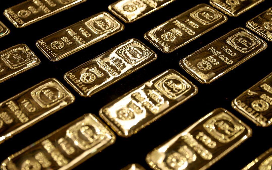 Precio del oro ‘se resbala’ por próxima decisión de la Fed: Cotiza en 2.700 dólares por onza