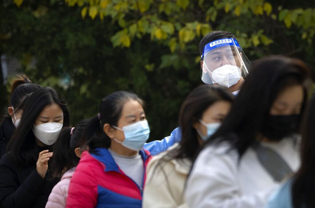 China supera los 10 mil casos COVID; restricciones regresan a Beijing