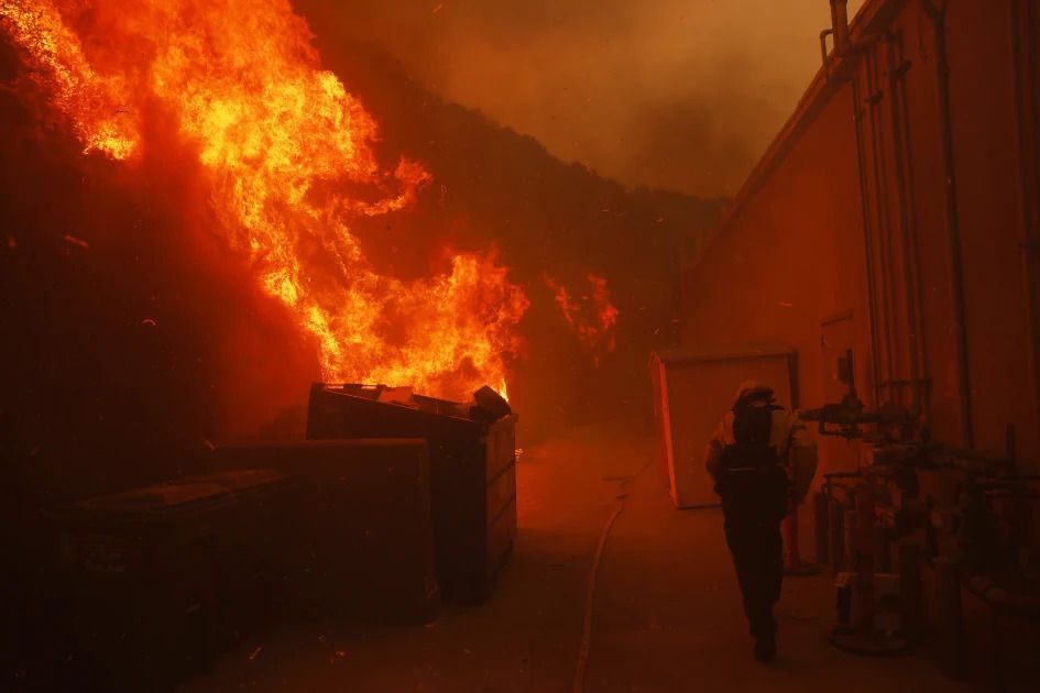 (Fotos) El incendio forestal que amenaza a Los Ángeles, Estados Unidos