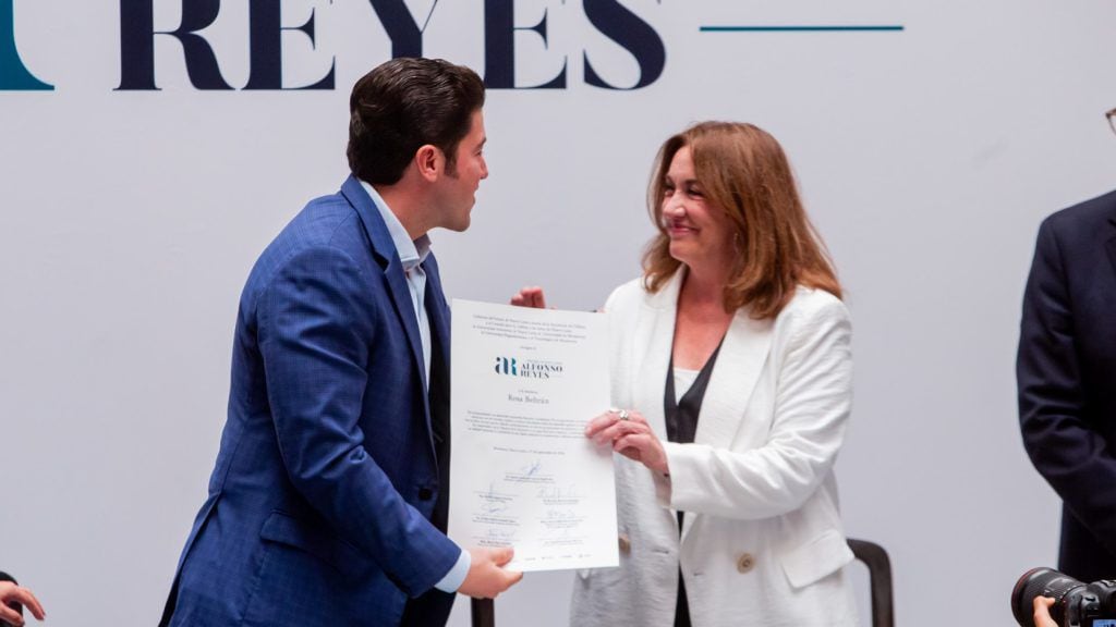 Entrega UANL Premio Nuevo León Alfonso Reyes 2024 a Rosa Beltrán