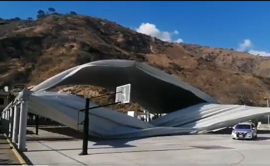Desplome de un techo deportivo en Chiapas deja 10 niños heridos