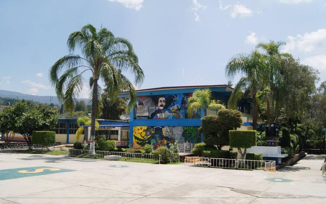 Suspenden a profesor de secundaria de Cuernavaca que golpeó a un alumno por mojarlo