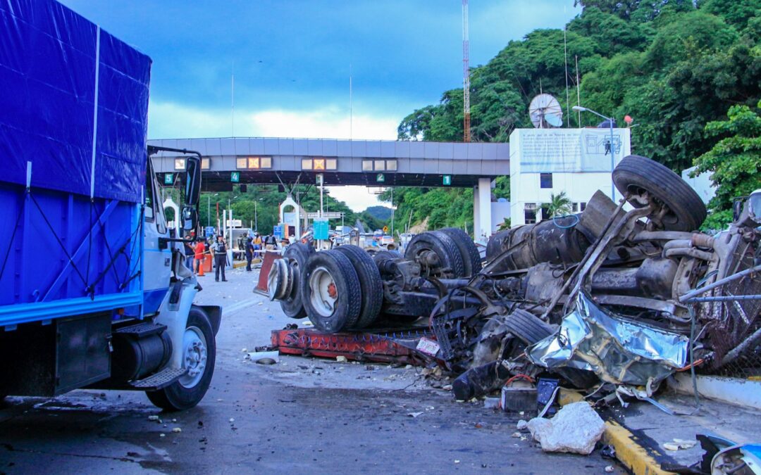 Tráiler se queda sin frenos y destroza casetas en Autopista del Sol; hay al menos un muerto
