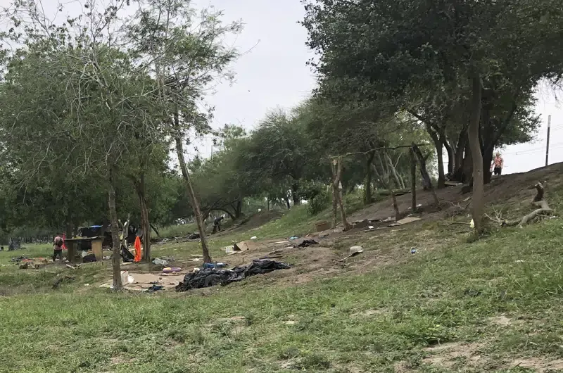 Incendian 25 moradas en campamento de migrantes cerca de la frontera con Texas