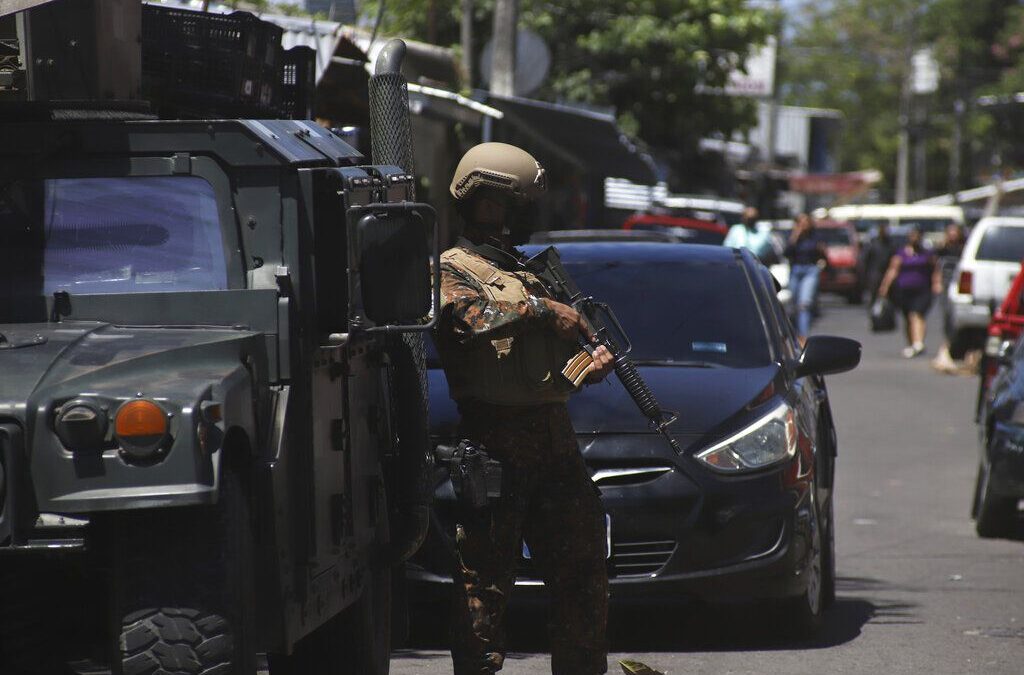 Bukele advierte a pandilleros: ‘o se tranquilizan, o sus compañeros presos se quedan sin comida’