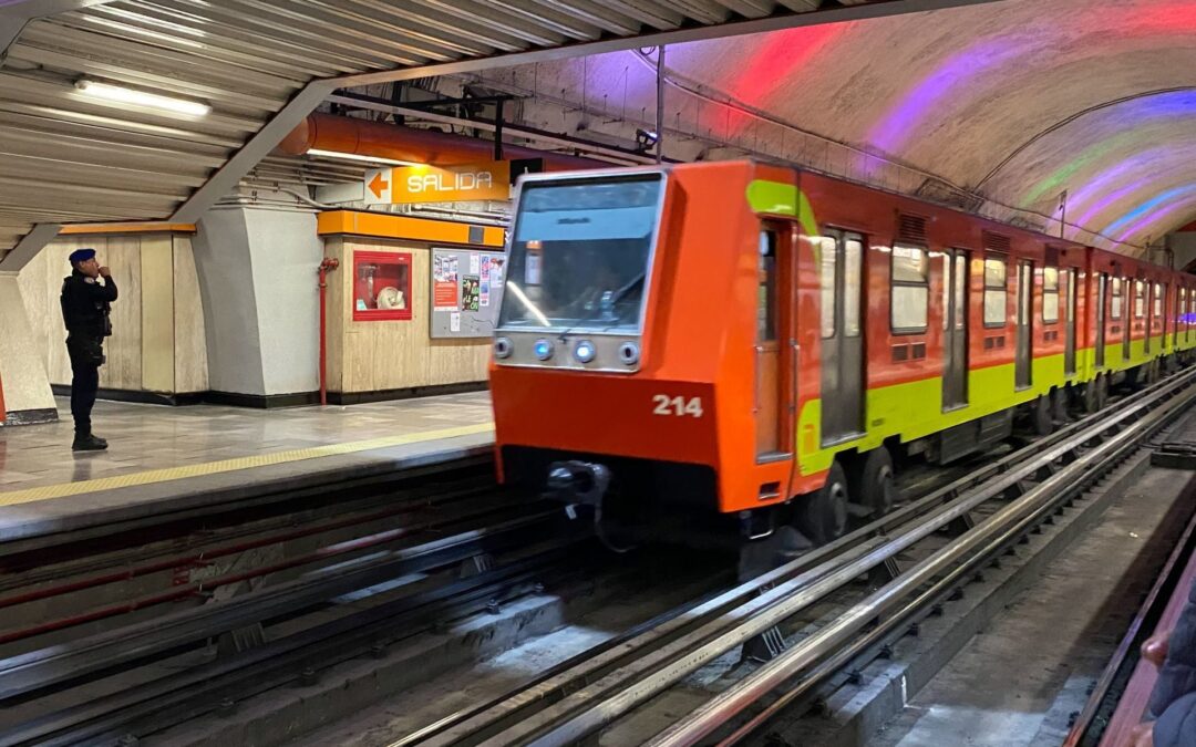 ‘Hay humo y huele a quemado’: Línea 7 del Metro de CDMX reporta falta de trenes este viernes