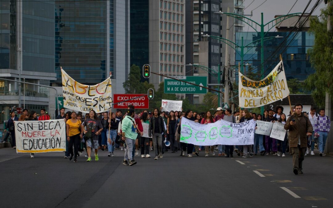 ¿Qué pasará con la Beca Elisa Acuña? UNAM y SEP difieren en sus versiones