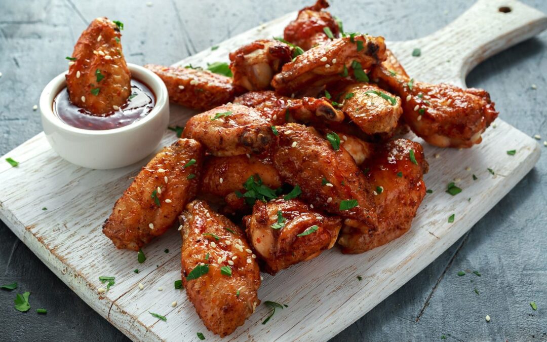 ¿Comerás alitas para ver el Super Bowl? Estos son los tipos de intoxicación por comer pollo