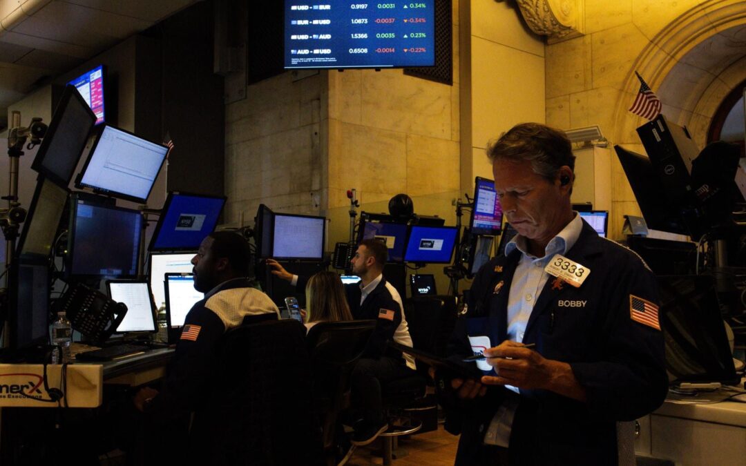 Wall Street cierra mixto mientras espera un posible recorte en tasas de interés de la Fed