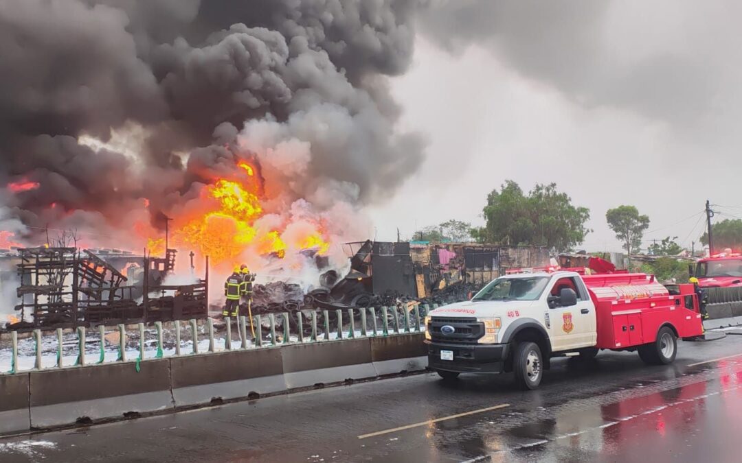 Incendio cerca del AICM ‘consume’ autos y viviendas; se descartan víctimas