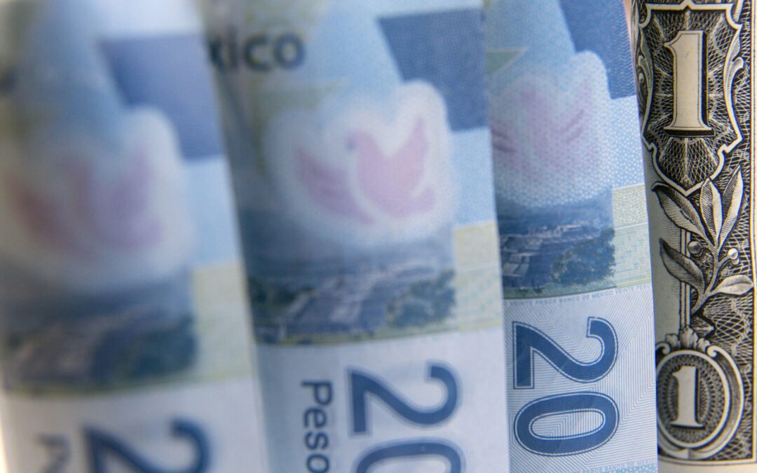 Comentarios de la Fed ‘dan empujoncito’ al peso en inicio de diciembre
