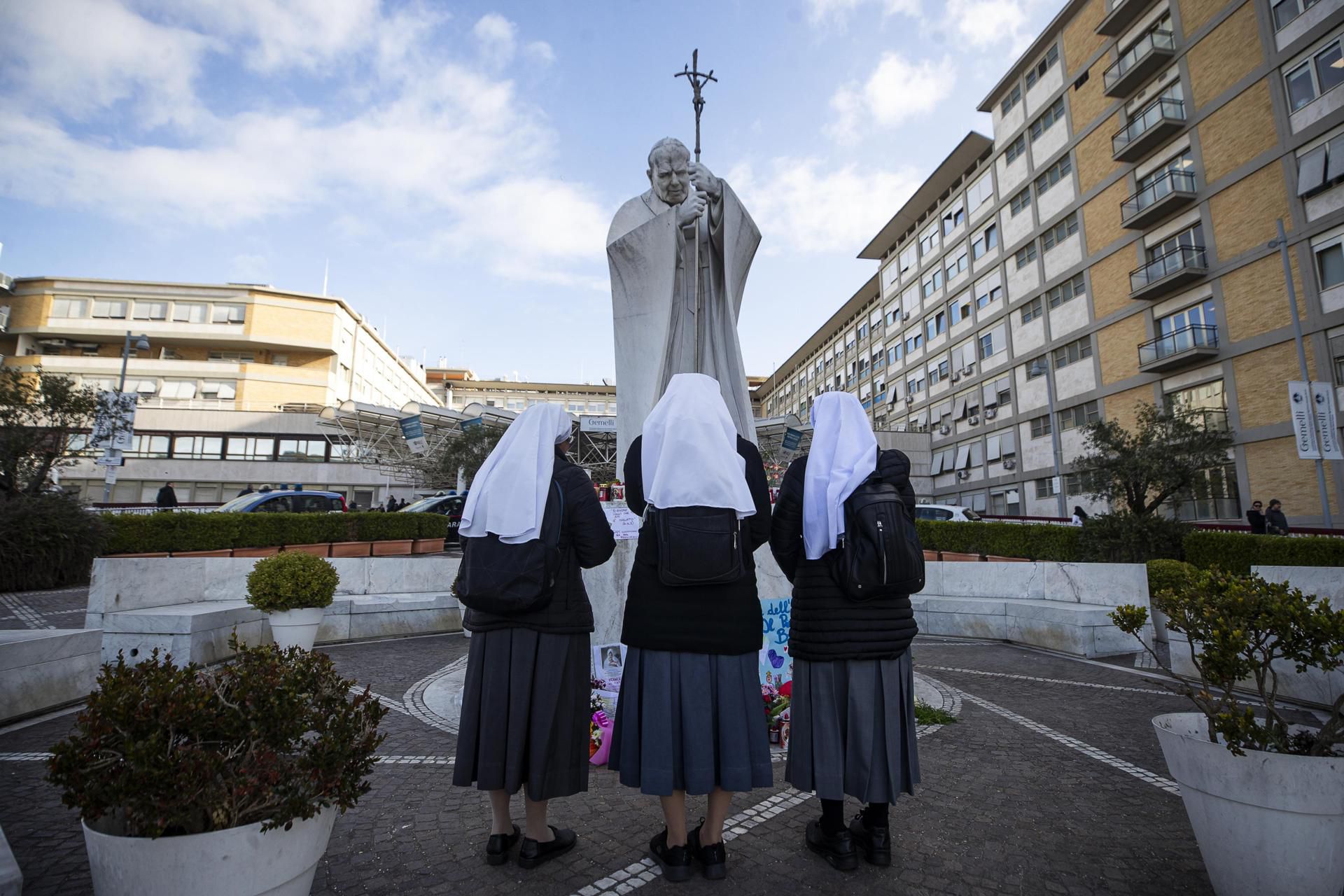 Papa Francisco ‘deja atrás fase crítica’ a 15 días de ser internado; continúa la fisioterapia respiratoria