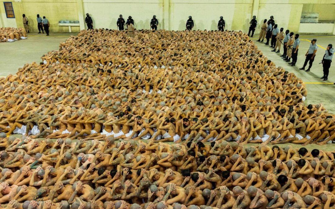 El Salvador traslada a 2 mil pandilleros a ‘mega cárcel’; estas son las impactantes fotos