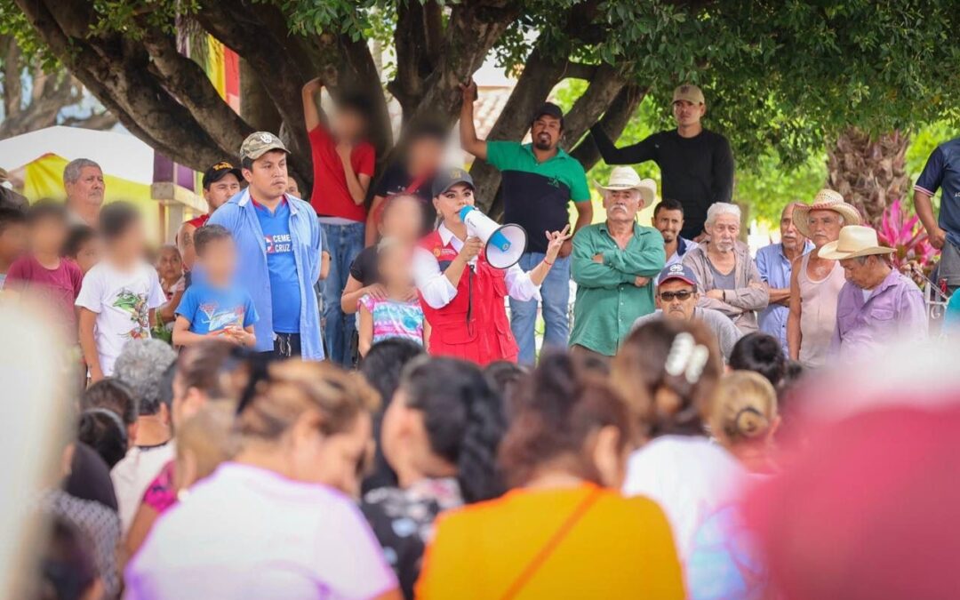 Evelyn Salgado lleva ayuda humanitaria a Jaleaca de Catalán en la sierra de Chilpancingo